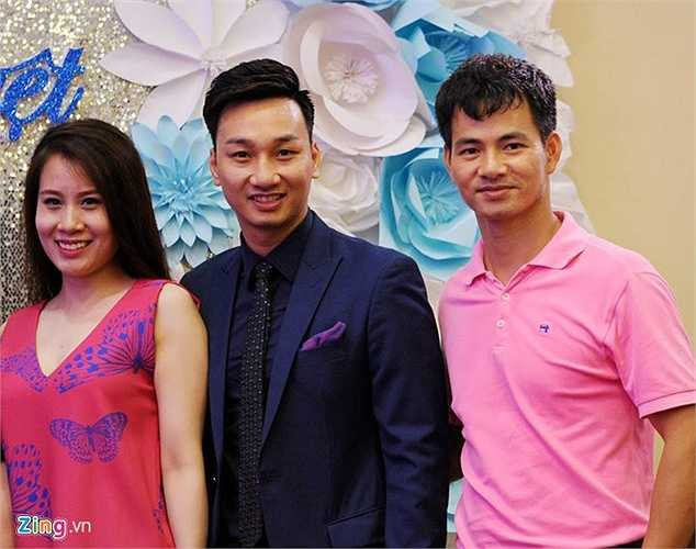 Danh hài Xuân Bắc có mặt từ rất sớm để giúp bạn thân Tự Long chuẩn bị hôn lễ. Nam diễn viên và Tự Long là bộ đôi gắn bó với nhau nhiều năm nay trên sân khấu hài miền Bắc.