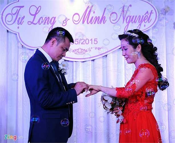 Vốn là quý ông kín tiếng nhất nhì showbiz, Tự Long khiến người hâm mộ và truyền thông bất ngờ khi tái hôn. Bà xã của Tự Long là Trần Minh Nguyệt - cán bộ Đại học Văn hóa Nghệ thuật Quân đội.