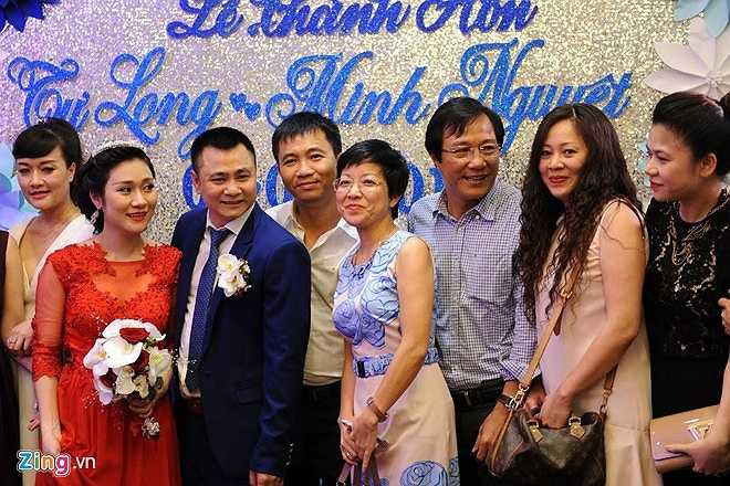 MC Thảo Vân, ca sĩ Thùy Dung và nhiều đồng nghiệp trong giới chia sẻ niềm vui mới với đôi tân lang, tân nương.