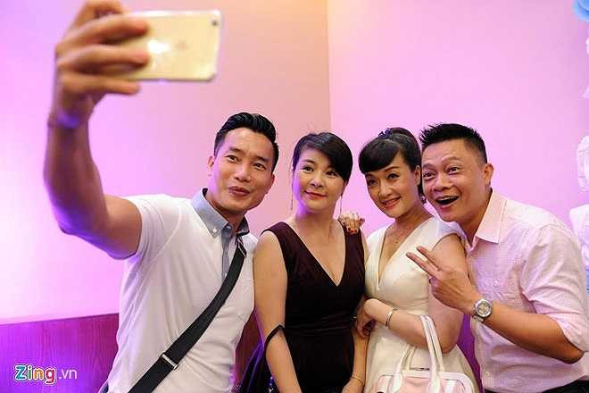 Đồng nghiệp đều mừng cho Tự Long khi anh tìm được niềm vui mới. BTV Hoa Thanh Tùng, Quang Minh chụp ảnh 'selfie' bên nghệ sĩ Kim Oanh, Vân Dung.