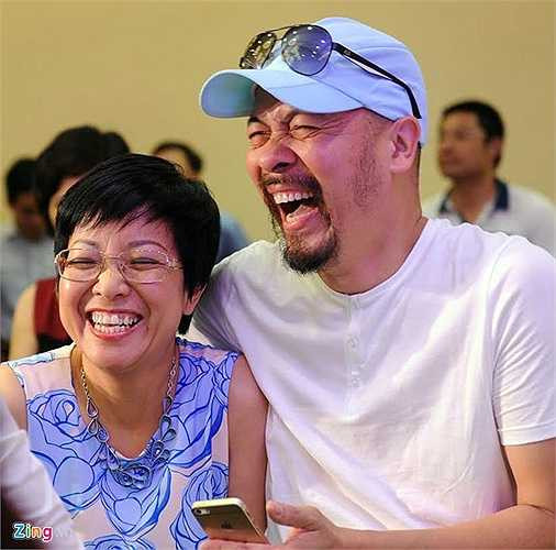 NTK Đức Hùng và MC Thảo Vân cười tươi rói trong ngày vui của Phó Giám đốc Nhà hát Chèo.