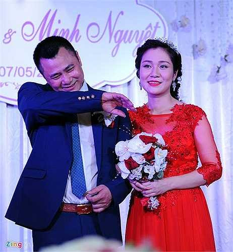 Đúng 18h, hôn lễ của Tự Long - Minh Nguyệt được diễn ra với sự chứng kiến của người thân, khách mời hai bên gia đình, bạn bè, đồng nghiệp. Tự Long không giấu được sự bối rối trong lần tái hôn. Danh hài liên tục đưa tay áo lên quệt mồ hôi. 