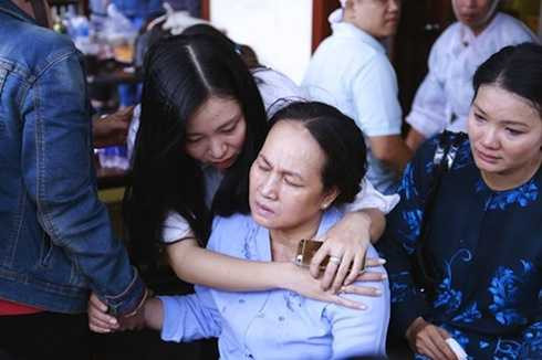 Mẹ Duy Nhân khóc hết nước mắt trước sự ra đi còn quá trẻ của con trai.