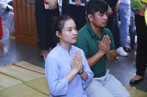 Vợ anh thẫn thờ trước bàn thờ của chồng.