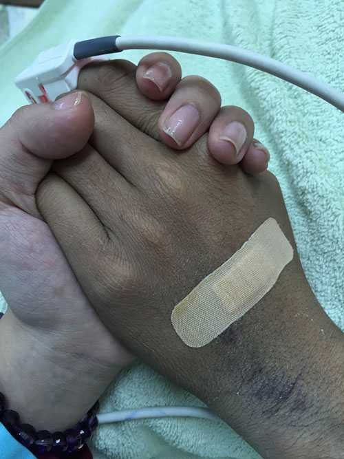 Bức ảnh về cái nắm tay sau cuối của vợ Duy Nhân khiến nhiều người không cầm được nước mắt.