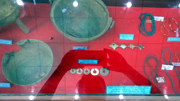 Bộ trang sức đá ngàn năm có một ở Quảng Nam