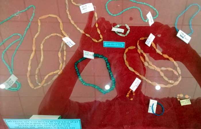 Bộ trang sức đá ngàn năm có một ở Quảng Nam