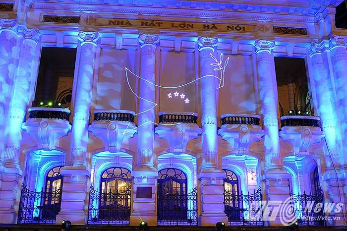 Đúng 19 giờ 30 phút tối ngày 8/5 tại mặt tiền Nhà hát lớn Hà Nội đã diễn ra chương trình trình diễn ánh sáng laser nhân dịp kỷ niệm ngày Châu Âu và 25 năm thiết lập quan hệ ngoại giao giữa EU và Việt Nam.