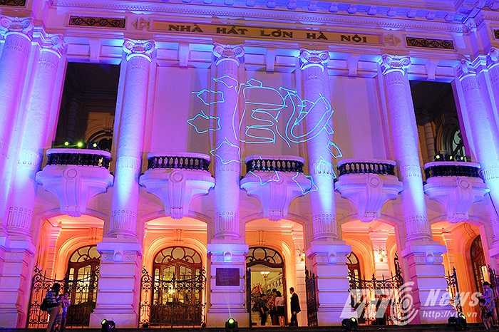 Buổi biểu diễn ánh sáng bắt đầu từ 19h30, thu hút khá nhiều người dân Thủ đô đến chiêm ngưỡng.