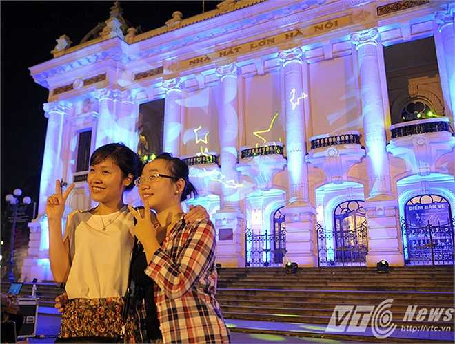 Rất nhiều người đã tranh thủ ghi lại những khoảnh khắc lung linh tuyệt đẹp của Nhà hát Lớn Hà Nội trong đêm tiệc ánh sáng này. (Ảnh: Việt Linh)