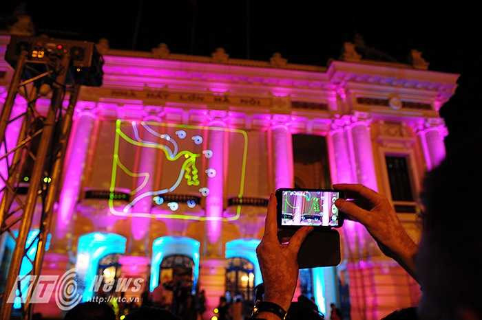 Ánh sáng đèn laser đã mang đến cho Nhà hát lớn Hà Nội tối nay một vẻ đẹp khác lạ, đầy thú vị khiến bất cứ ai chứng kiến cũng không khỏi ngạc nhiên.