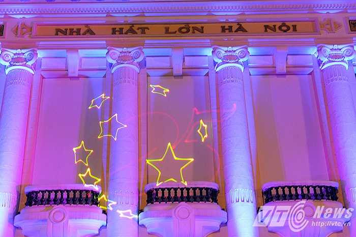 Buổi trình diễn ánh sáng laser sử dụng công nghệ chiếu sáng nghệ thuật hiện đại khiến Nhà hát lớn trở nên đẹp lung linh, huyền ảo.