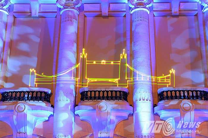 Buổi trình diễn đưa khán giả tới châu Âu qua hình ảnh của những công trình kiến trúc và biểu tượng quan hệ tốt đẹp giữa Liên minh châu Âu và Việt Nam.