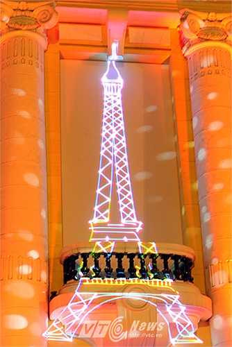 Mặt tiền Nhà hát Lớn xuất hiện nhiều biểu tượng của các nước trong khối Liên minh Châu Âu như cờ các nước hay các biểu tượng đặc trưng.