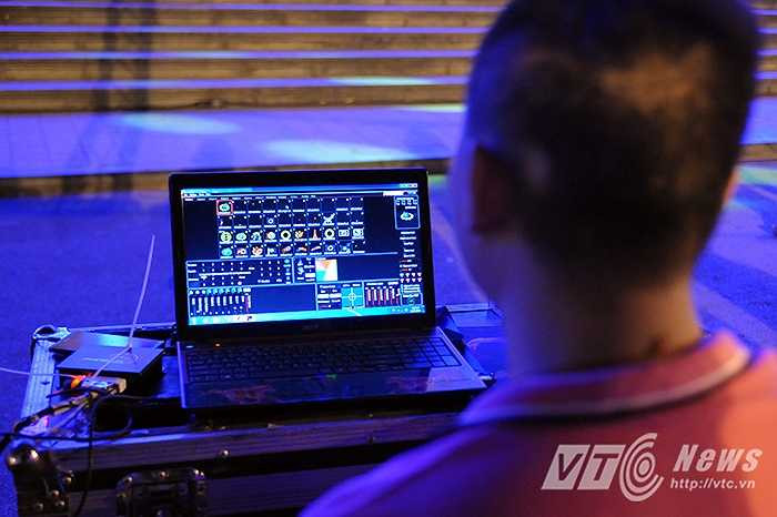 Để có màn trình diễn này, các kỹ thuật viên phải sử dụng công nghệ trình chiếu laze tiên tiến, kỹ thuật cao.