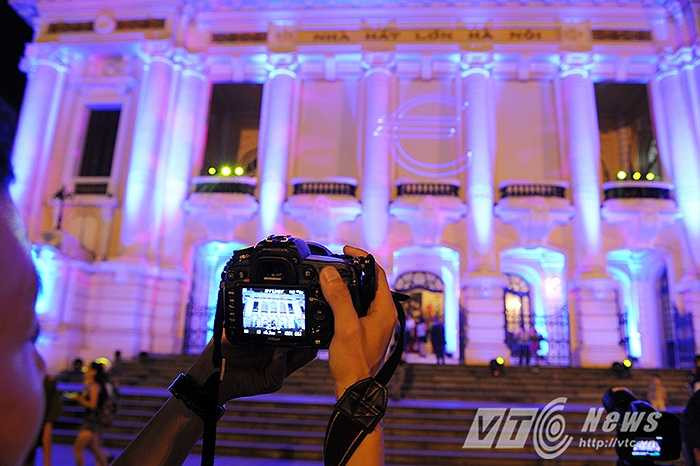 Bất cứ ai đi qua khu vực này đều không khỏi trầm trồ bởi chưa bao giờ thấy Nhà hát lớn Hà Nội lại đẹp khác lạ đến vậy.
