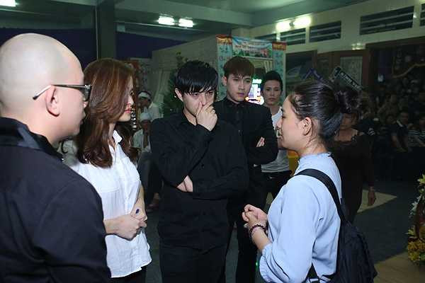 Đông Nhi, Ông Cao Thắng và các nghệ sĩ xót xa khi nhìn cô gái vóc dáng nhỏ nhắn, mới 24 tuổi đã trở thành góa phụ.