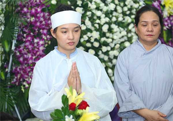 Khi mặc áo tang, đứng bên quan tài chồng, người vợ trẻ khiến khách đến viếng không khỏi chạnh lòng thương cảm. Cô từng có tương lai rộng mở, được học bổng du học thạc sĩ ở nước ngoài nhưng vì yêu Duy Nhân nên ở lại Việt Nam, theo chồng về TP HCM lập nghiệp. Chỉ sau ngày cưới 4 tháng, Kiều Oanh đã phải cùng chồng đối mặt với căn bệnh hiểm nghèo rồi đau đớn khi anh ra đi.