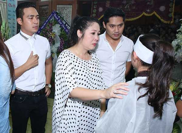  Hồng Vân không cầm được nước mắt khi trò chuyện cùng vợ Duy Nhân.