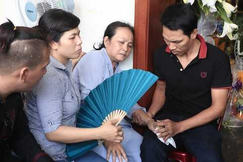 Mẹ Duy Nhân mệt mỏi sau nhiều ngày lo đám cho con.