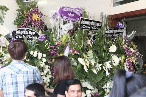 Rất nhiều nghệ sỹ đã gửi hoa viếng.