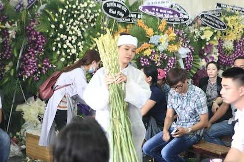 Kiều Oanh tất bật lo đám tang cho chồng.