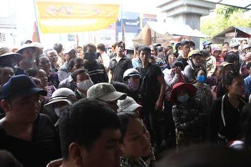 Rất nhiều người dân hiếu kỳ đã tụ tập xem đám tang.