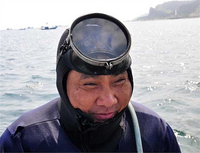 Có thâm niên 15 năm lặn bắt ốc xà cừ ở quanh đảo Lý Sơn, ông Võ Văn Hai (ngụ thôn Tây, xã An Vĩnh) cho biết, tùy theo tình hình sức khỏe và số lượng ốc dưới đáy biển, hàng ngày ông làm việc dưới nước khoảng 8 đến 12 giờ.