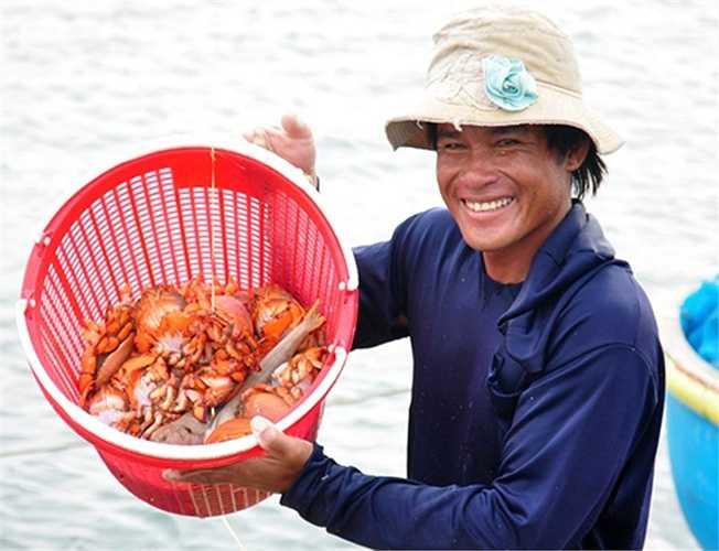 Bên cạnh khai thác ốc xà cừ, một số ngư dân còn đánh bắt thêm cua huỳnh đế, bạch tuộc giá trị kinh tế cao có ngày thu nhập lên đến 3 triệu đồng. 