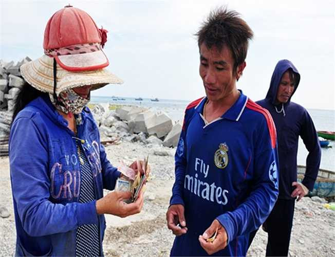 Ngư dân bán ốc xà cừ, thương lái trả tiền ngay tại bến. Bà Phạm Thị Hương, Phó chủ tịch UBND huyện đảo Lý Sơn cho hay, từ lâu huyện xác định nghề lặn, trong đó có nghề lặn bắt ốc xà cừ có vai trò quan trọng giúp ngư dân địa phương phát triển kinh tế biển đảo, nâng cao thu nhập gia đình. Huyện đã mời các chuyên gia giàu kinh nghiệm nhiều lần về địa phương tập huấn lặn biển an toàn cho bà con; đồng thời khuyến cáo người dân không nên khai thác ồ ạt, bảo vệ nguồn lợi thủy sản quanh đảo nhằm duy t