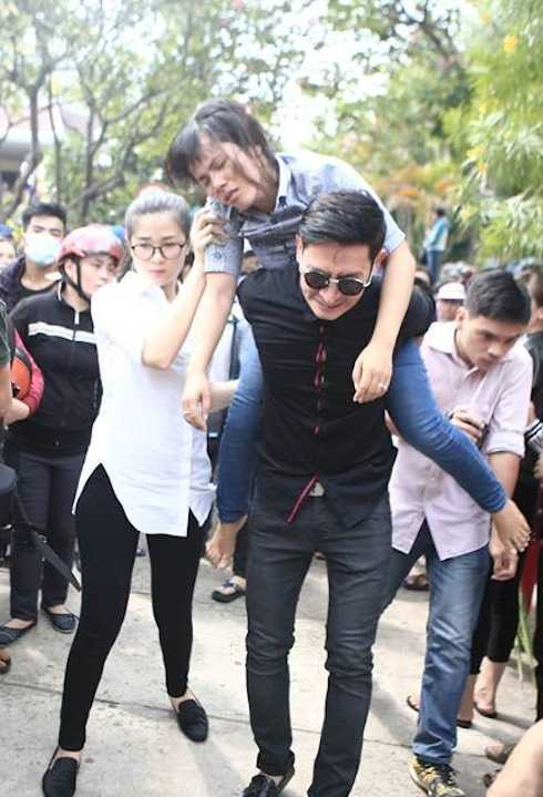 Chị gái Duy Nhân ngất đi trong lễ hoả táng. Huy Khánh và Mạc Anh Thư phải cõng và dìu cô vào. 