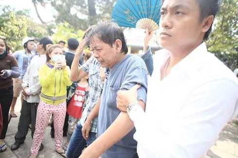 Bố Duy Nhân khóc to gọi tên con. Mấy ngày qua, ông ít khóc vì lo đám ma.