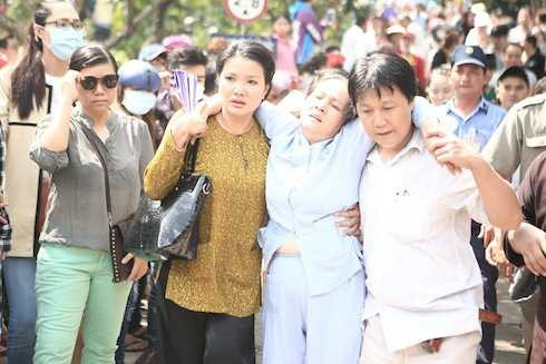 Mẹ nam nghệ sỹ khóc ngất đi. Kiều Trinh phải dìu bà đưa tiễn con.
