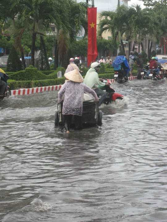 Mưa lớn, dân Trà Vinh bì bõm đẩy xe trong 'biển' nước