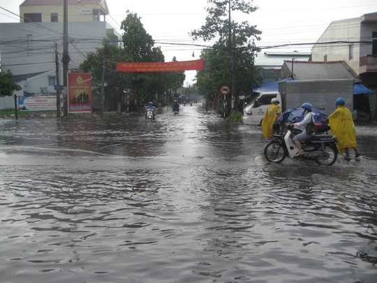Mưa lớn, dân Trà Vinh bì bõm đẩy xe trong 'biển' nước