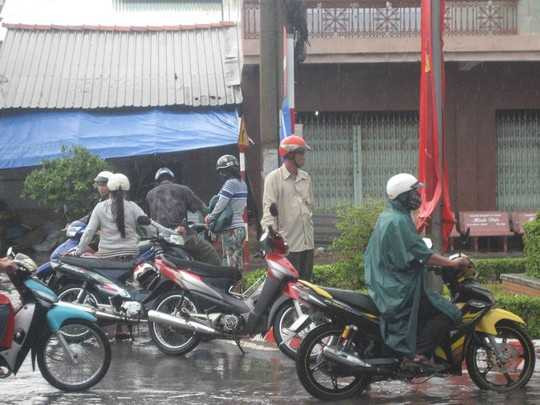 Mưa lớn, dân Trà Vinh bì bõm đẩy xe trong 'biển' nước