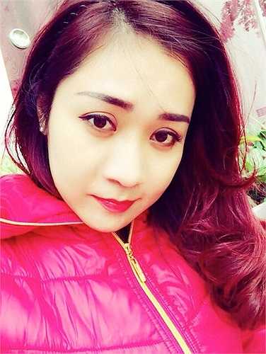 Ở đời thường vợ Tự Long xinh xắn dễ thương với những biểu cảm đáng yêu.