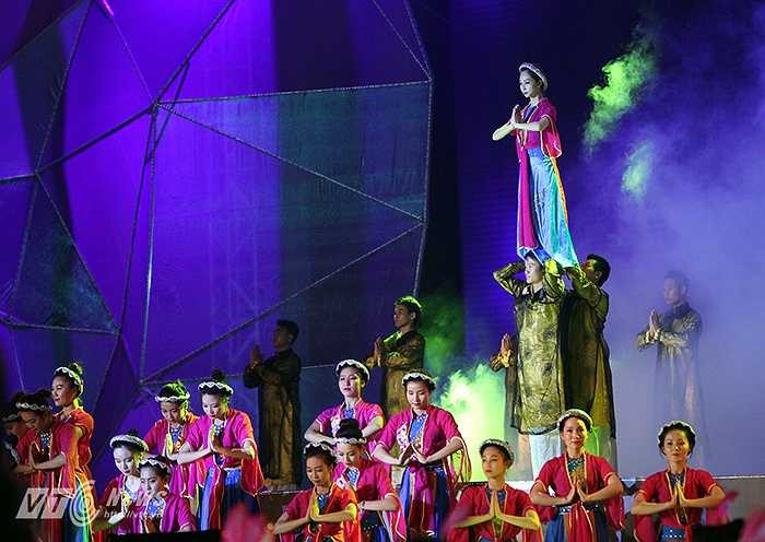 Chủ đề của Carnaval 2015 là ‘Hội tụ tinh hoa - Lan tỏa nụ cười’. Qua chương trình này, Quảng Ninh mong muốn mang đến cho du khách những trải nghiệm về những giá trị văn hóa, lịch sử, tinh thần đổi mới, sáng tạo của người dân vùng đất mỏ phía Đông Bắc của Tổ quốc.