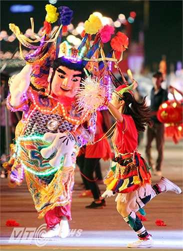 Bên cạnh lễ hội Carnaval Hạ Long còn có những hoạt động hấp dẫn khác như: Lễ hội Hoa đăng Tuần Châu, Giải bóng chuyền nữ Bãi biển quốc tế Tuần Châu; Lễ hội Bia; Đêm nhạc trẻ ‘Bùng cháy đam mê’… (Ảnh: Việt Linh)