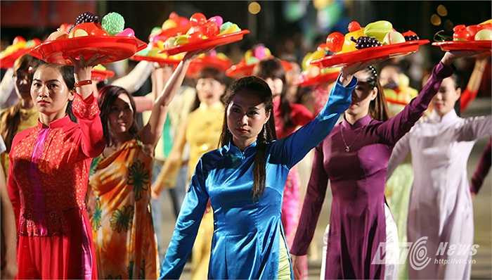 Đã có 2.700 diễn viên chuyên và không chuyên nghiệp cùng nhau tập luyện nhiều tuần lễ để có được buổi biểu diễn thành công.