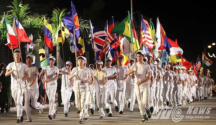 Đã có 2.700 diễn viên chuyên và không chuyên nghiệp cùng nhau tập luyện nhiều tuần lễ để có được buổi biểu diễn thành công.