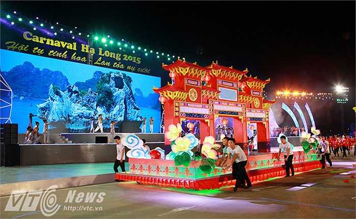 Chương trình diễu hành gồm 11 khối diễn, 10 xe hoa, các mô hình, sàn diễn di động được trang trí ấn tượng theo các chủ đề: ‘Đến với Carnaval Hạ Long’, ‘Phố hoa’, ‘Về với Hạ Long’, ‘Phố biển’, ‘Những viên ngọc đen, ‘Nắng vàng và biển xanh’, ‘Nụ cười Hạ Long’…