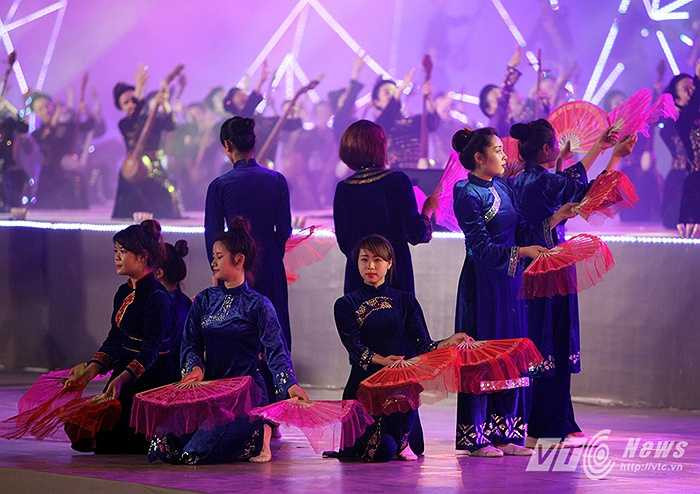 Cùng các tiết mục ngợi ca vẻ đẹp của vùng đất mỏ và thể hiện bản sắc văn hóa của các dân tộc trên địa bàn Quảng Ninh qua các ca khúc nổi tiếng như: Hò biển, Làn điệu Then, Hạ Long sớm, Đất Thiêng...