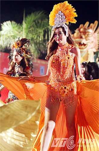 Những màn trình diễn nóng bỏng của các vũ nữ trong trang phục kiểu Mỹ - La Tinh thu hút rất nhiều ánh mắt dõi theo của khán giả.