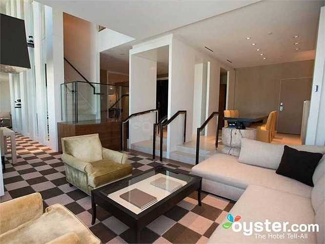 3.Skylofts: Là khách sạn có không gian phòng rộng rãi, giá 1 đêm lên đến 1000 USD. Khách sạn này nằm trong tổ hợp MGM Grand. Tuy nhiên, đây là nơi có lối vào riêng cho khách, đưa đón ra sân bay bằng xe Rolls-Royce Ghost limousine;