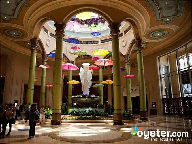 4.Palazzo là khách sạn mở rộng của khách sạn Venetian. Nhà hàng do các đầu bếp có tiếng chỉ đạo. Trong mỗi phòng có 1 phòng ngủ và 1 phòng khách rộng, khách có thể mua sắm ở trung tâm mua sắm riêng và spa Canyon Cranch nổi tiếng