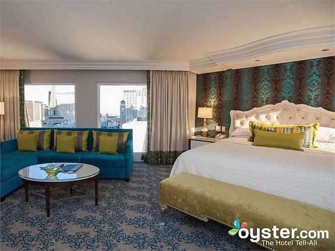 5.Bellagio có khu vườn thực vật trong nhà, hồ nước rộng, cửa hàng bán hàng hiệu Chanel và Prada. Bên trong khách sạn có hơn 3000 phòng