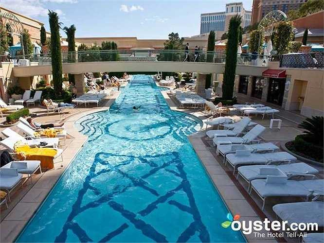 6.Wynn Las Vegas: Mỗi phòng trong số hơn 2700 phòng sở hữu phong cách thiết kế nghệ thuật, ấn tượng. Khách sạn có nhà hàng kiểu Pháp hàng đầu Lasvegas, khách có thể đánh golf tại sân golf 18 lỗ
