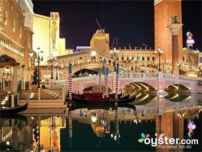 8.Venetian Resort Hotel Casino: Khách sạn này ở 2 tòa tháp. Bên trong có bể bơi nằm ở tầng 10 mở cửa đến 10:30 tối, có cửa hàng bánh ngọt kiểu Pháp nổi tiếng, 