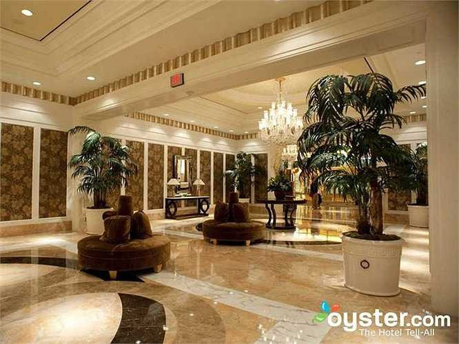 9.Trump International Hotel & Tower Las Vegas: Có bồn tắm thủy lực và xông hơi. Khách sạn đuợc xây dựng năm 2008 nên mọi thứ vẫn còn mới. Bên trong có hơn 1000 phòng, bể bơi phục vụ theo mùa